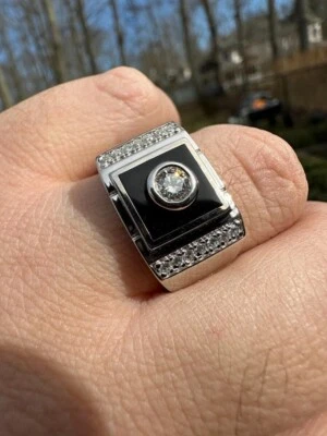 Precioso anillo de cóctel de zafiro blanco de corte redondo de 0,71 TCW para hombre con esmalte negro Foto 1 de 4