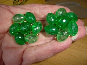 VTG CLUSTER GREEN PLASTIC W TINY GOLD TONE BEADS HUGGIES CLIP ON EARRINGS #28/10 - Picture 1 of 5