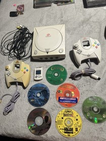 Sega Dreamcast HKT-3020 NTSC Console Bundle, 2 Controllers, 1 VMU & 6 Games!