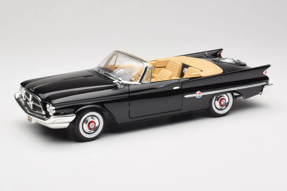 92748 Chrysler 300F Cabriolet Black Road Signature 1:18 - Image 1 of 4