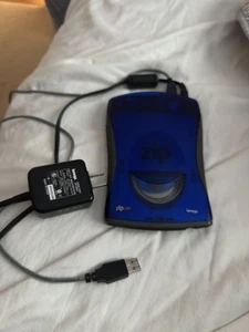 Unidad USB externa iomega Zip Z250USBPCM con cable USB y cable de alimentación Zip 250 - Imagen 1 de 3