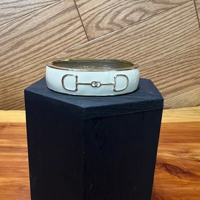 Brazalete Brazalete FORNASH Horse Bit Esmalte Blanco y Cristal Bisagras/Abrazadera Tono Dorado Foto 1 de 4