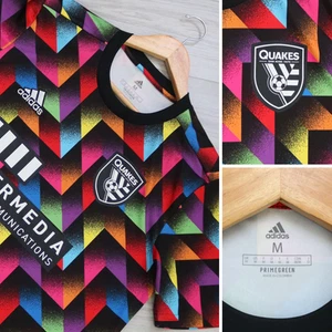 Adidas x San Jose Earthquakes taglia M maglia colorata arcobaleno LGBTQ+ pre-partita - Foto 1 di 6