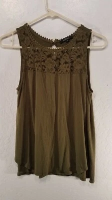 Ambiance Top (S) verde oliva. Frente de renda. Sem mangas. Parte inferior cônica. - Imagem 1 de 4