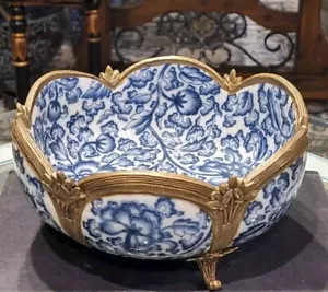 VINTAGE STIL PORZELLAN FLORAL BLAU & WEISS ÜBERTOPF MIT BRONZE ORMOLU - Bild 1 von 7