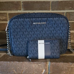 Michael Kors Azul Bandolera y Cartera Conjunto Logo Jet Set Grande Este Oeste Azul - Imagen 1 de 11