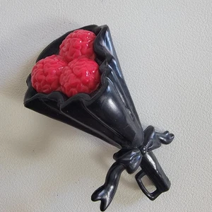 Monster High Doll Slo Mo & Ghoulia Love's Not Dead Red Brains Bouquet Accessory - Picture 1 of 5