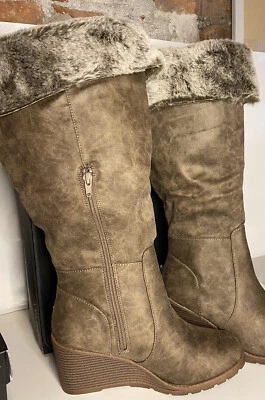 Nuevo BOTAS LANE BRYANT Marrón EMMA Imitación Gamuza Piel Puño Cuña Alta Zapato AMPLIO 9W Foto 1 de 4