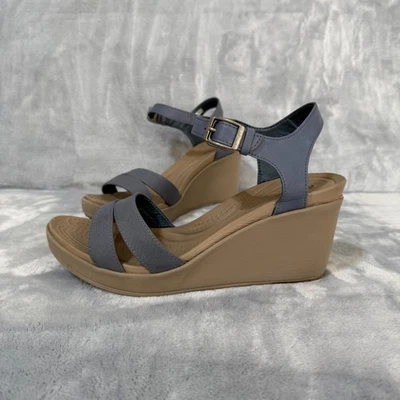 Crocs Leigh II Feminino Tamanho 9 Tira no Tornozelo Cruzada Sandálias Anabela Azul Sapatos Confortáveis - Imagem 1 de 4