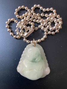 Collar colgante Buda de jade verde tallado a mano 4 cm x 2,5 cm en cadena de plata 963e - Imagen 1 de 4