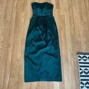 David's Braut trägerloses schmales Charmeuse Kleid smaragdgrün Kleid mit Taschen - Bild 1 von 5