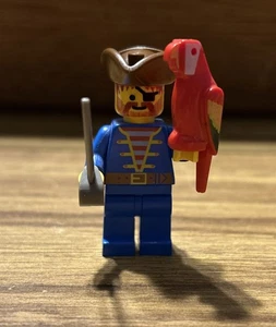Lego Vintage Pirat Mini Figur mit braunem Dreieck Hut Papagei und Schwert - Bild 1 von 5