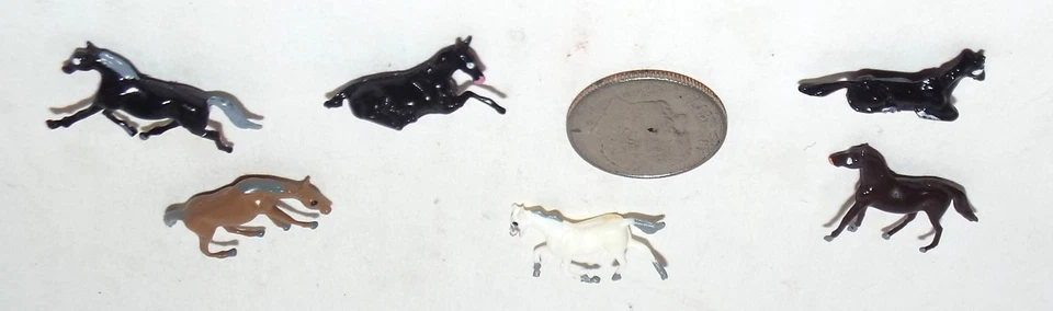 Lot of 5 Very Small N Scale Plastic Figures of Horses - Image 1 of 4