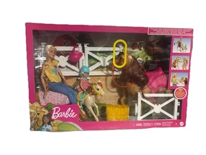 Barbie Hugs n Horses Spielset Puppe mit Pferd und Chelsea, 15+ Teile, Neu - Bild 1 von 3