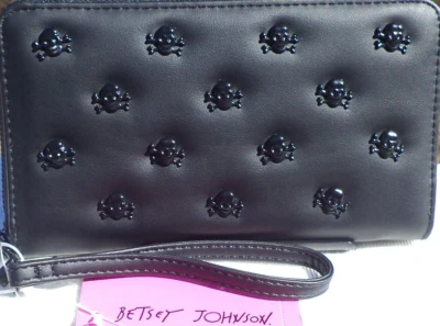 Betsey Johnson XOXO Cartera Negra Cremallera Muñequera Calaveras Huesos Cruzados Tachonados Foto 1 de 4