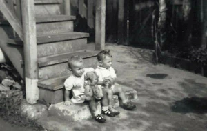 BAMBINI CARINI SUI GRADINI CHINI CON PELUCHE VESTITI FOTO B&W 1930-40 3x5 vintage - Foto 1 di 2