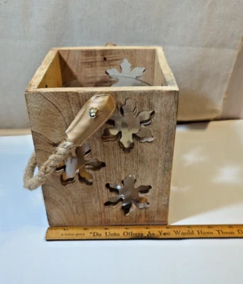 Vela cuadrada de pilar de madera Pottery Barn con recortes florales mango de yute India Foto 1 de 4