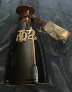 De colección. Jarrón de cerámica japonés marrón negro botella de sake personaje Kaji años 80 con corcho - Imagen 1 de 2