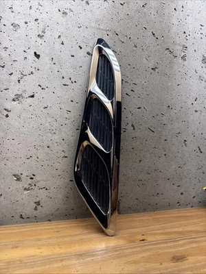 OEM 2011-2017 INFINITI QX56 QX80 ЛЕВОЕ КРЫЛО ВЕНТИЛЯЦИОННАЯ РЕШЕТКА СО СТОРОНЫ ВОДИТЕЛЯ 63829-1LA0A - Изображение 1 из 4