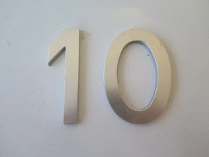 Hausnummer , eine 1 und eine 0, Alu, H10cm, Schrift, Arial, Gebraucht, Top ! - Bild 1 von 1