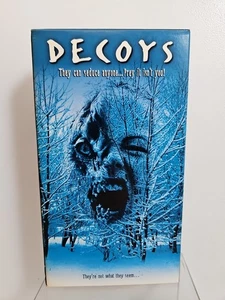 Decoys - VHS - 2004 - Corey Sevier Stefanie Von Pfetten - Excellent Condition - Bild 1 von 3
