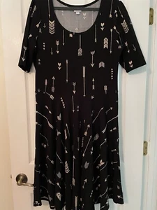 Abito LuLaRoe TG 3X nero design freccia aderente svasato scollo a scoop midi sud-ovest ottime condizioni - Foto 1 di 9
