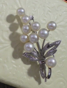 VTG.ELEGANT NATURAL WHITE PEARL & SILVER PLATED BROOCH  1. 1/8" - Picture 1 of 4