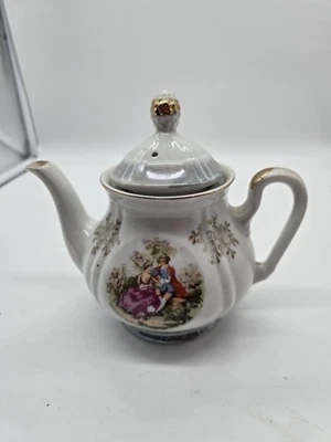 Tetera de porcelana Lusterware vintage con tapa dorada decoración de pareja de cortejo Foto 1 de 4