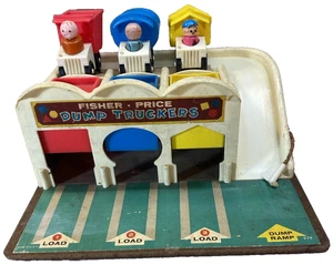 Vintage FISHER-PRICE DUMP TRUCKERS PLAYSET #979 Edificio - Camion - Piccole Persone - Foto 1 di 13