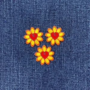 3-Pack Daisy Heart Applique Patch - Embroidered Flower Love Hippie Badge 1" - Picture 1 of 2