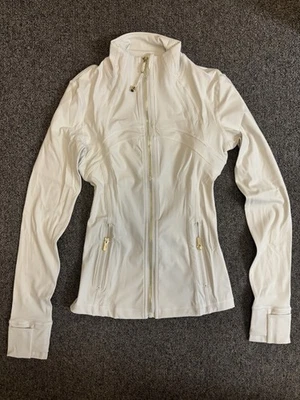 Chaqueta Lululemon Define Dorada y Blanca Talla 2 Foto 1 de 4