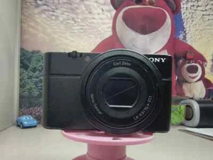 Sony RX100 20,2 MP Premium-Kompakt-Digitalkamera mit 1-Zoll-Sensor - 90%neu - Bild 1 von 5