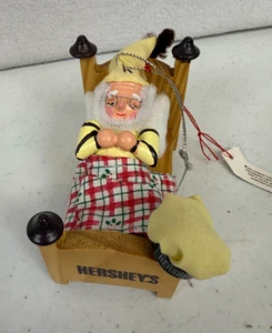 HERSHEY'S BAKER ELF DURMIENDO EN LA CAMA De Colección Kurt S. Adler Adorno de Navidad - Imagen 1 de 6