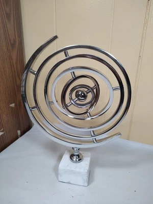 Zimlay Esfera Armilar de Aluminio Tradicional con Base Cerámica Foto 1 de 4