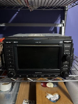 05-07 Jeep Chrysler Dodge unidad principal GPS 6 CD MP3 radio navegación SiriusXM 05064184AD Foto 1 de 4