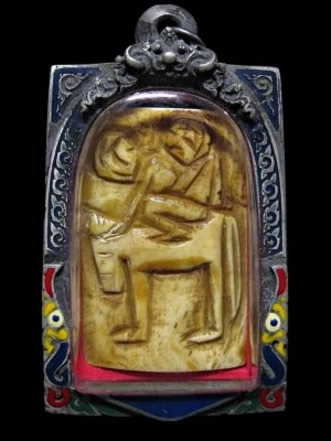 Phra Kamphaeng Khao 'Inh Lover on Horse' Kruba Wang BE2506 Thai Amulet - Image 1 of 4