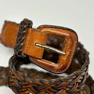 Cinturón de cuero tejido mediano para mujer talla pequeña hebilla de cuero marrón tiene algo de desgaste - Imagen 1 de 6