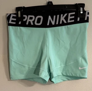 Nike L Damen PRO 3'' Yoga/Volleyball Shorts, Green Glow - Bild 1 von 5