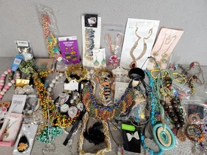 Enorme lotto 5+ libbre bigiotteria costume vintage arte spazzatura artigianato e abbigliamento rivendita mix - Foto 1 di 14