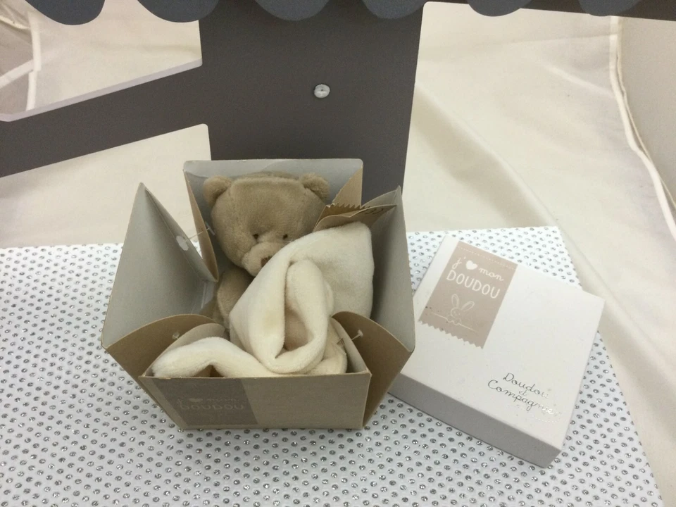 Doudou et Compagnie Ours mouchoir Bo?te Fleur