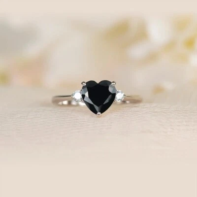 Lindo anel de casamento de ouro branco 10K com ônix preto simulado e moissanita - Imagem 1 de 4