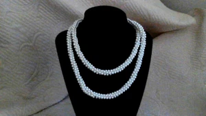Collar blanco vintage años 70 tejido imitación perlas 30" hecho a mano - Imagen 1 de 4