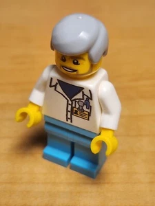 LEGO City Minifigure Minifig Doctor Surgeon Nurse Dentist Hospital ER Scrubs - Picture 1 of 4