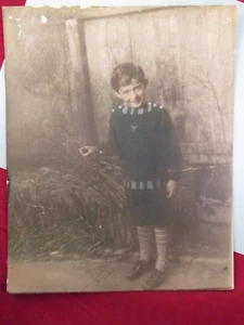 FOTO RETRATO VINTAGE 8 X 10 NIÑO VESTIDO CON ROPA DE JUEGO IRVING FRITO - Imagen 1 de 4
