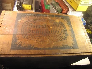 Antigua caja de madera de arroz con barril Sunlight con detalle - Imagen 1 de 8