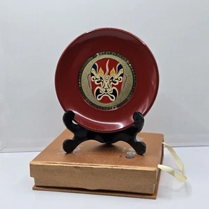 Maschera opera Kabuki giapponese vintage Cina Noh Kabuki piatto laccato 5"D con supporto  - Foto 1 di 19