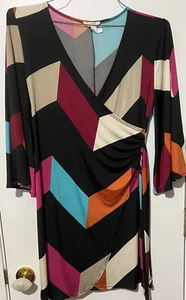 Vestido estilo envolvente multicolor EMERALD para mujer talla grande - Imagen 1 de 1