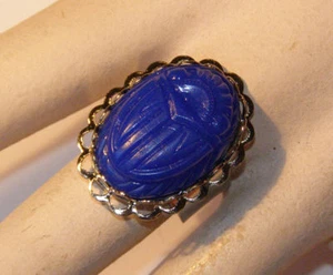 ANELLO OVALE SCARABEO PLASTICA BLU ROYAL VINTAGE COSTUME GROSSO 25x18mm - Foto 1 di 1