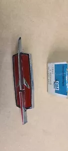 73-74 Oldsmobile Olds Cutlass 442 Header Nose Ornament NOS GM Emblem 231654 - Foto 1 di 6