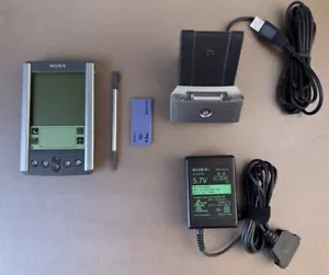 Sony PEG-S300 / Station de charge PEGA-UC500 / Câble de charge PEGA-AC510 / Nécessite une batterie neuve - Photo 1 sur 16